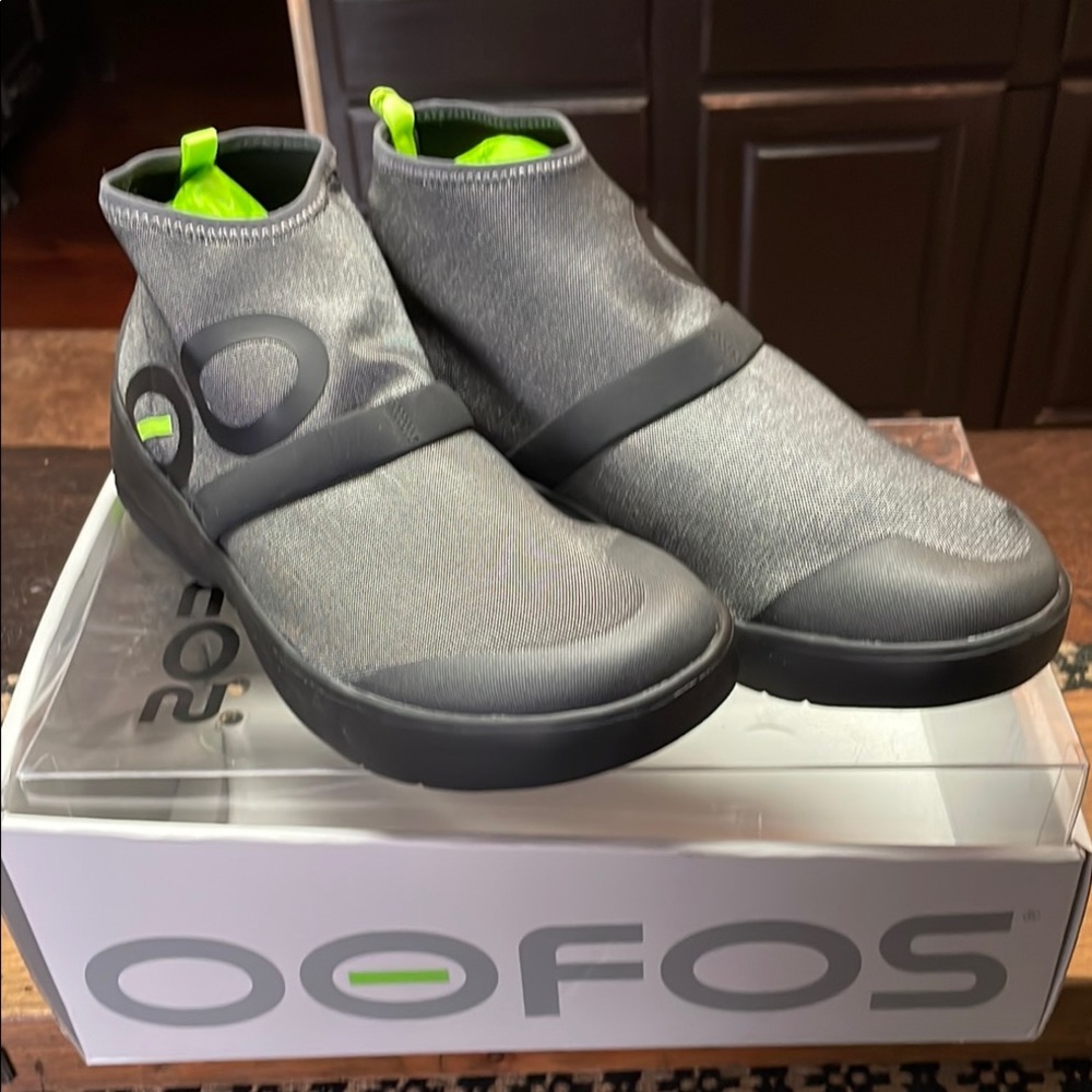 OOFOS NIB Women's 00mg High Recovery Booties Black/Grey Size 9.